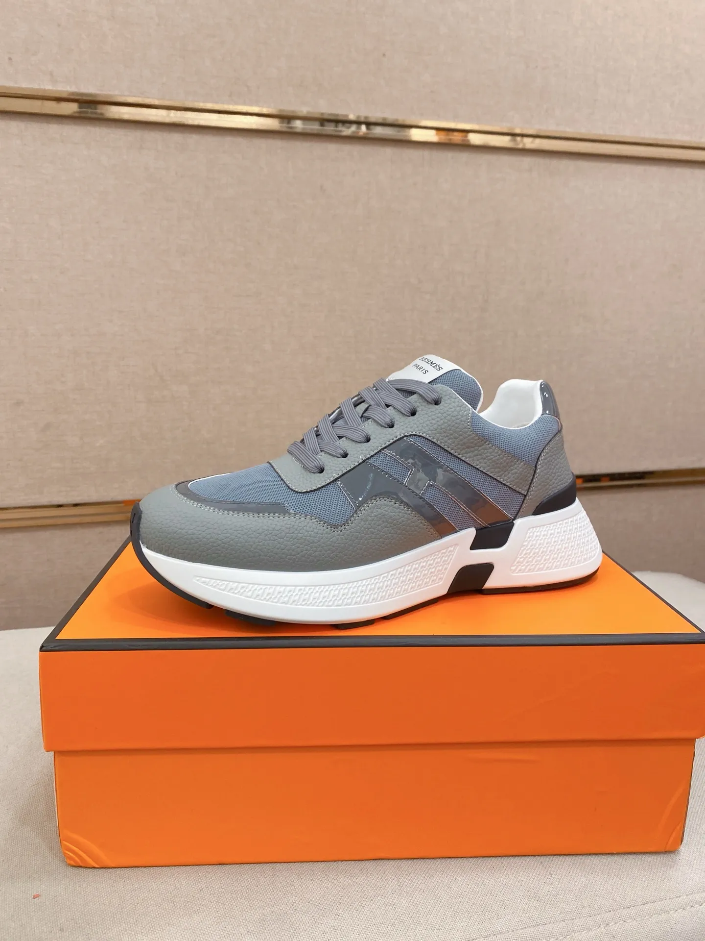 Factory price: 560💰《HERMES》【Classic Original Version】Hermès; Top 🔝 Purchasing Agency 🔍🔍Men's latest 🇺🇸 counters are on sale simultaneously, imported from Italy original ▲▲cowhide ▲▲ (high-end, nobility, class) ) Exquisite workmanship (Italian 🇮🇹 imported water-dyed 🐂 cowhide lining) sole: original sole provided by the original factory, ⚠️exclusive double-layer activity·TPR·rubber·combined molded outsole; super comfortable·wear-resistant·non-slip·environmental protection The real thing is more beautiful if you take the real thing (high quality, follow the order). You can enter and exit the counter at will * Number of yards: 38-44 (45 can be customized and cannot be returned or exchanged)